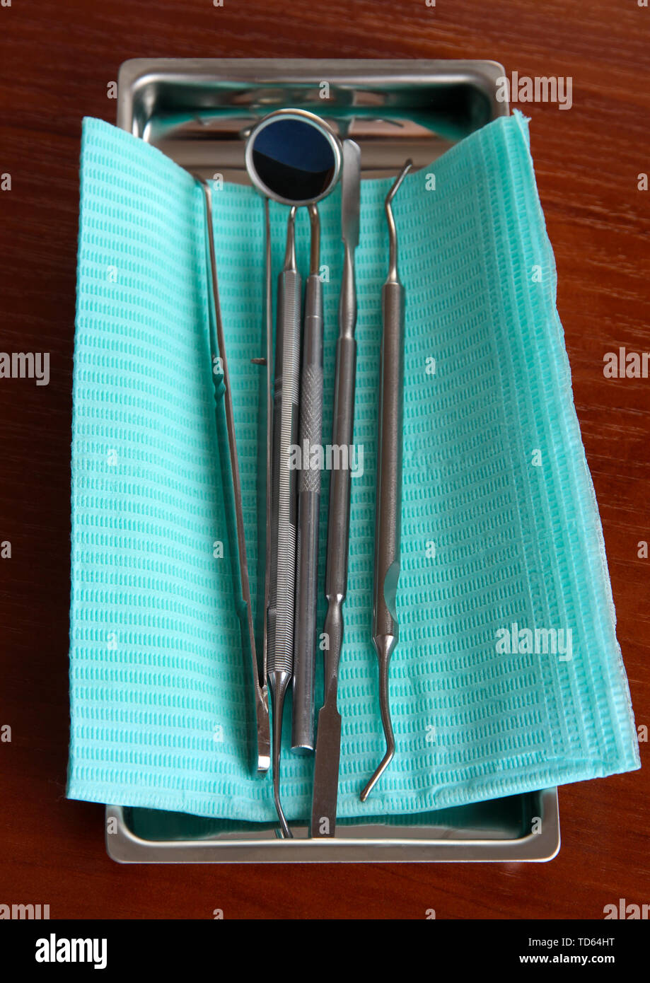 Outils de dentiste sur table en bois Banque D'Images