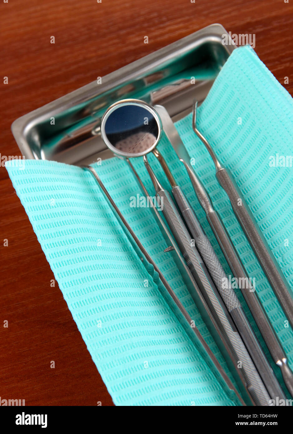 Outils de dentiste sur table en bois Banque D'Images