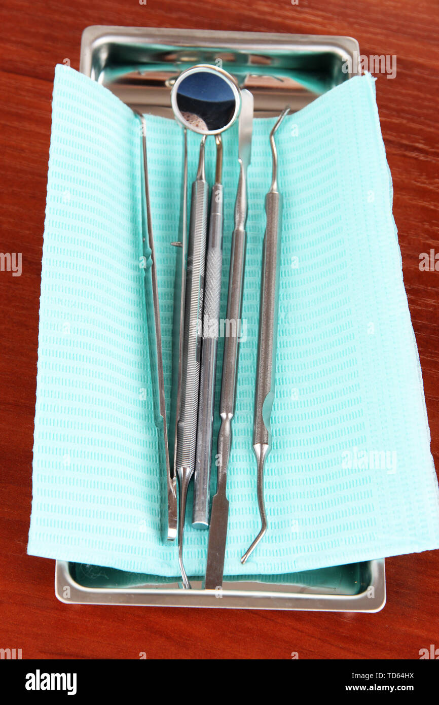 Outils de dentiste sur table en bois Banque D'Images