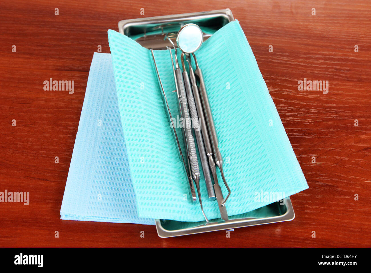 Outils de dentiste sur table en bois Banque D'Images