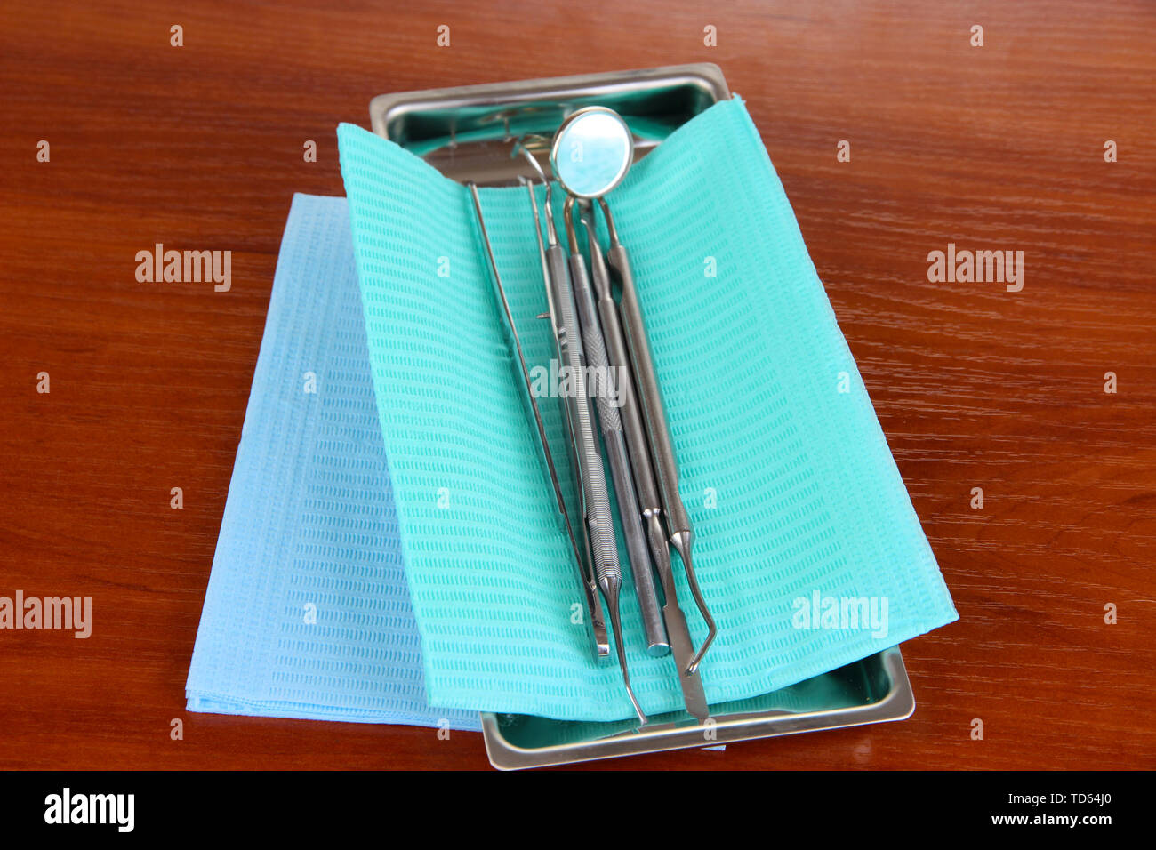 Outils de dentiste sur table en bois Banque D'Images