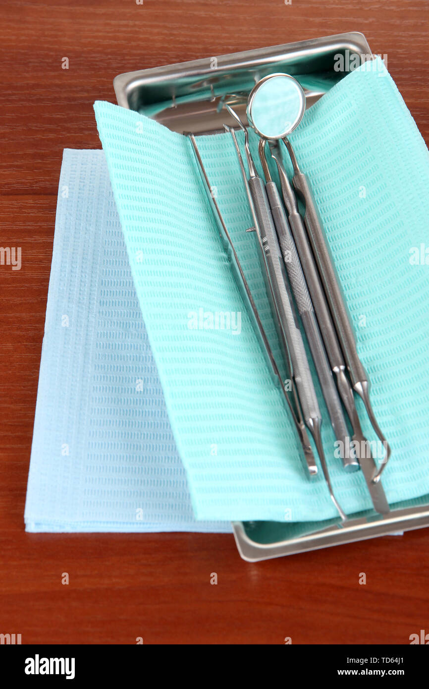 Outils de dentiste sur table en bois Banque D'Images