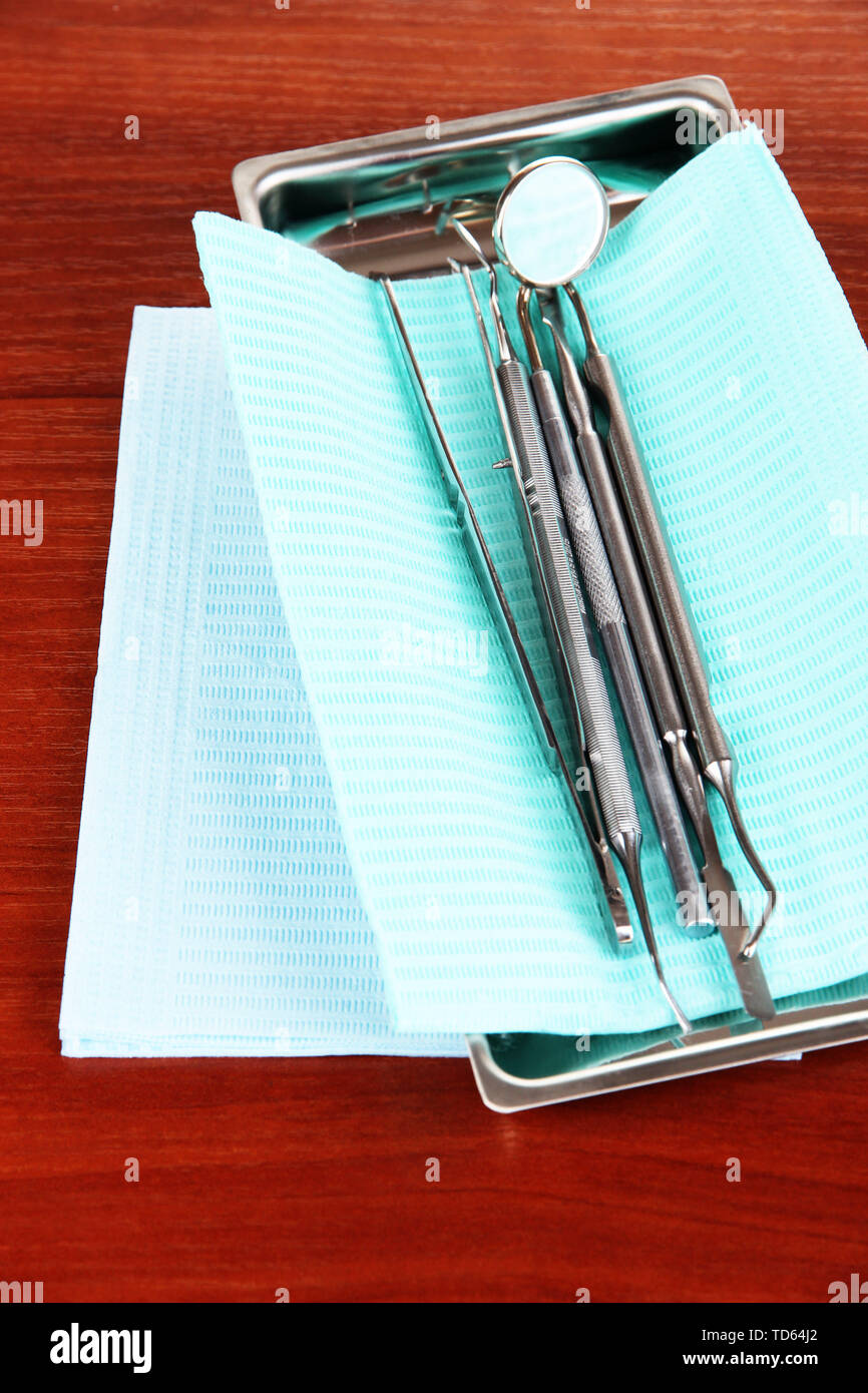 Outils de dentiste sur table en bois Banque D'Images