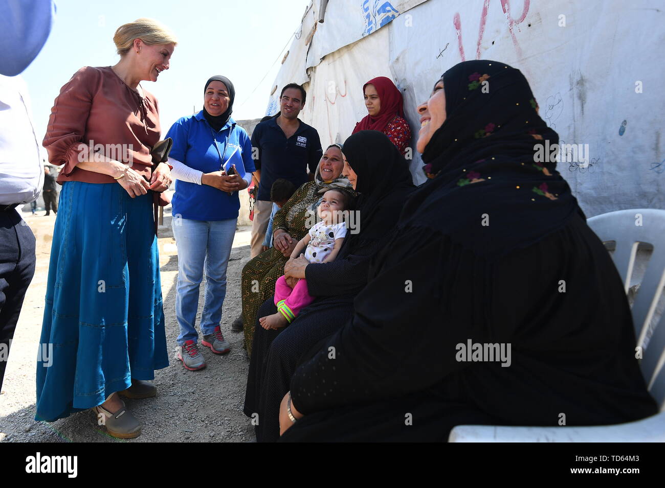 La Comtesse de Wessex rencontrez femmes syriennes, y compris les réfugiés au Liban déplacées par le conflit Syrien, en visite dans un cadre informel de règlement de tentes dans la vallée de la Bekaa, au Liban, au cours de la première visite officielle dans le pays. Banque D'Images