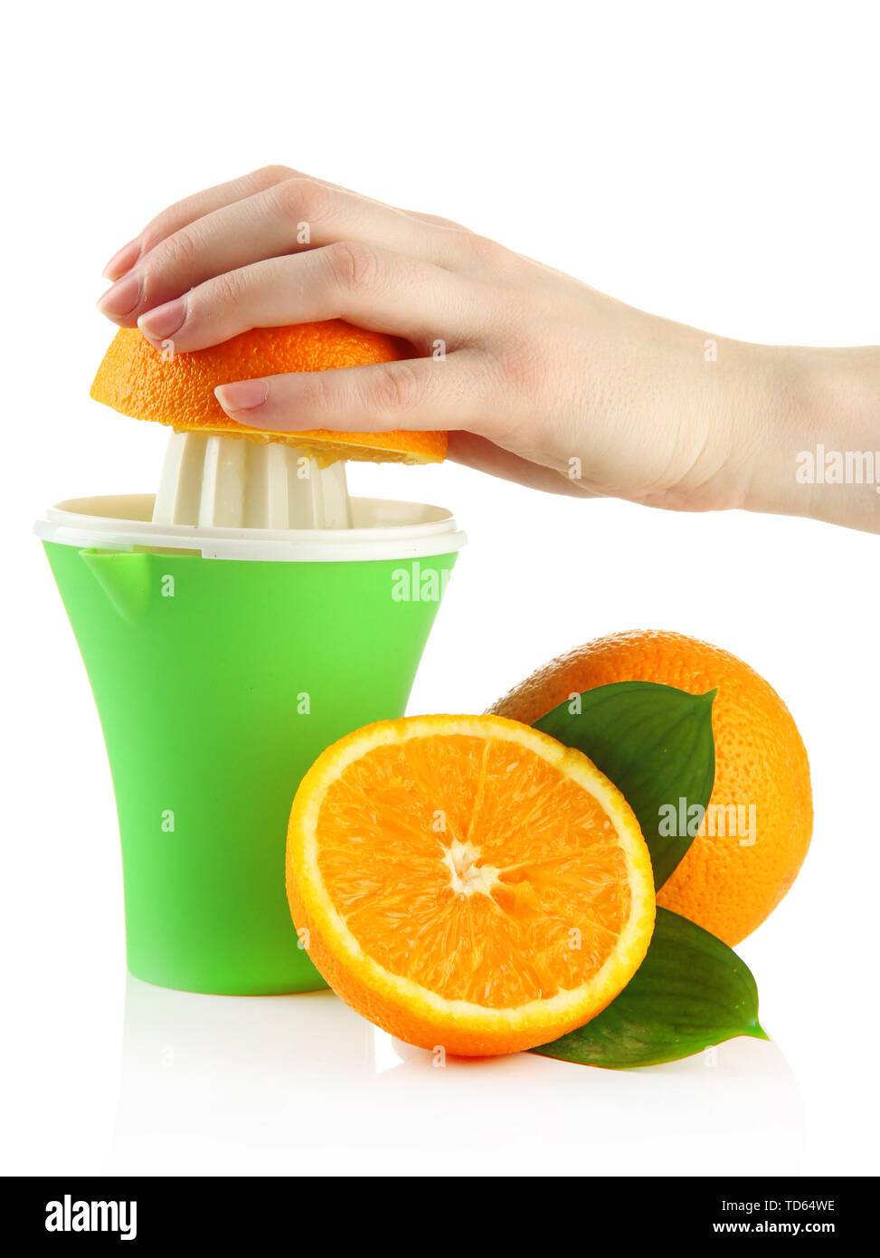 La préparation de jus d'orange pressé à la main avec un presse-agrumes,  isolated on white Photo Stock - Alamy