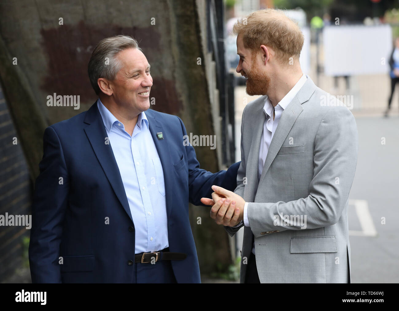 Le duc de Sussex (droite) arrive pour le lancement de faite par le sport, une nouvelle campagne réunissant une coalition d'organismes de bienfaisance soutenir les jeunes défavorisés par le sport, à la Black Prince Trust à Lambeth. Banque D'Images