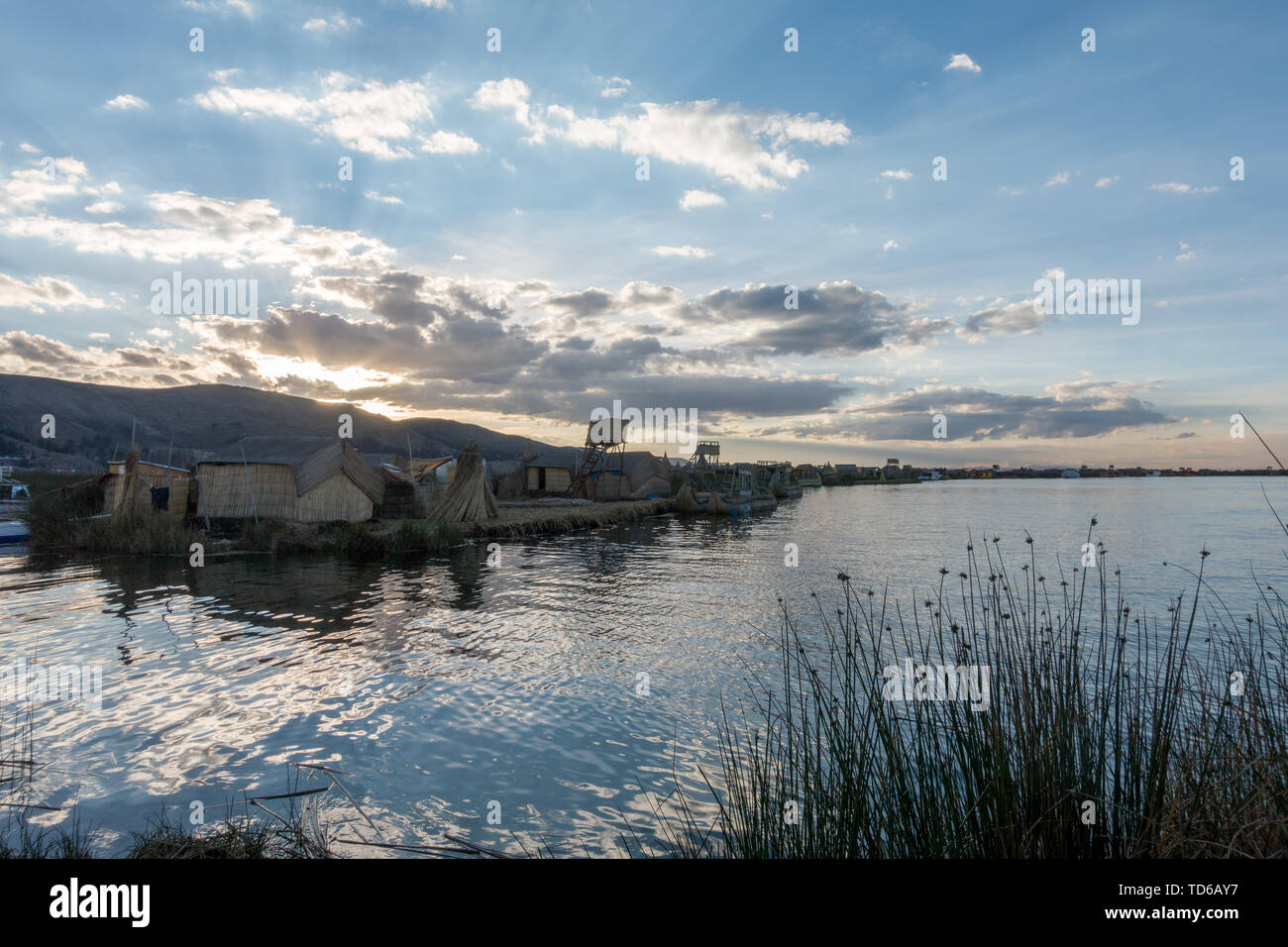 Le lac Titicaca et ses villages flottants. Un high dynamic range image. Banque D'Images