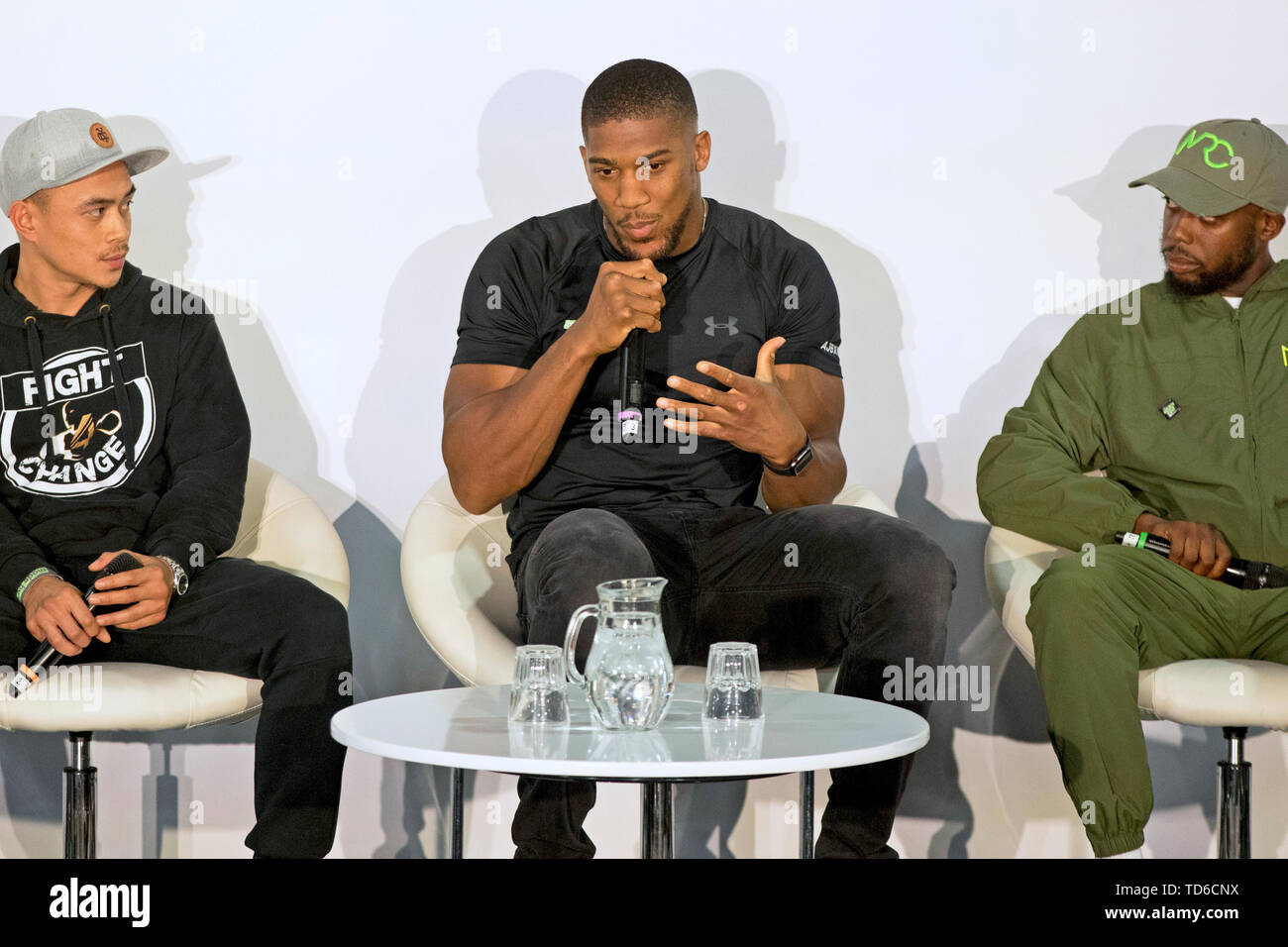 Boxeur britannique Anthony Josué (centre) s'entretient avec Gizmo Chu (à gauche) et Tanayah Sam (à droite) lors du lancement de faite par le sport, une nouvelle campagne réunissant une coalition d'organismes de bienfaisance soutenir les jeunes défavorisés par le sport, à la Black Prince Trust à Lambeth. Banque D'Images