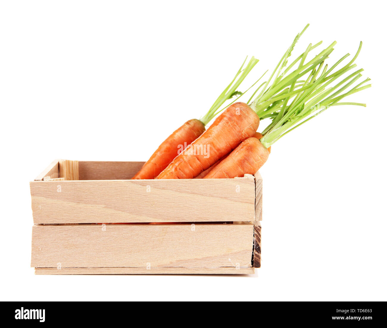 Les carottes dans des caisses en bois, isolé sur blanc Banque D'Images