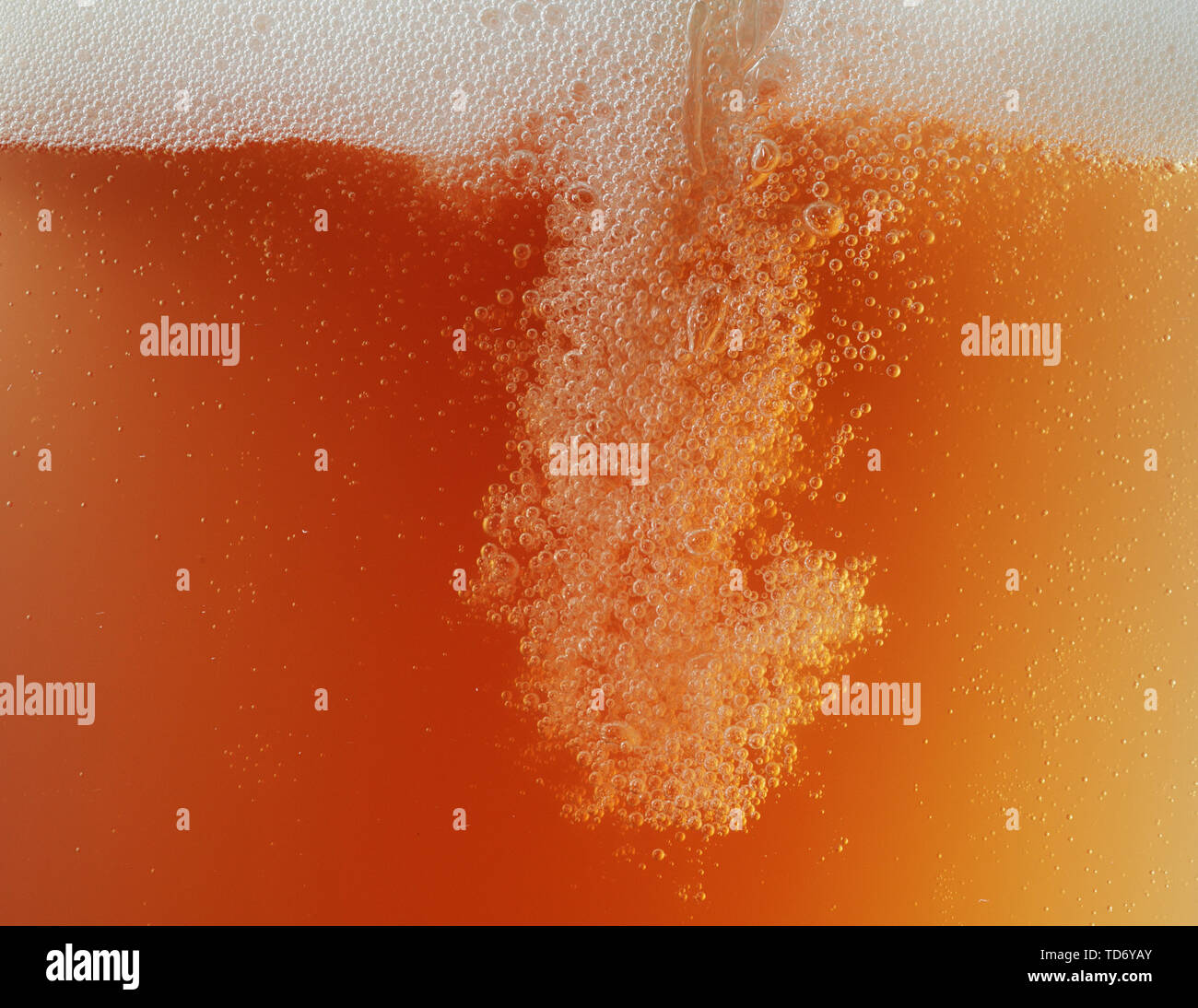 Vue rapprochée de bulles flottantes en bière de couleur d'arrière-plan. La texture de l'été de refroidissement boisson non filtré avec mousse et macro fizz sur le mur de verre. L'effervescence ou flottant jusqu'au-dessus de la surface. Banque D'Images