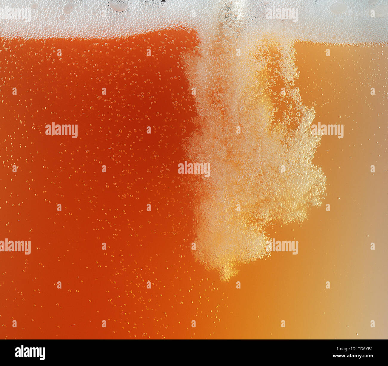 Vue rapprochée de bulles flottantes en bière de couleur d'arrière-plan. La texture de l'été de refroidissement boisson non filtré avec mousse et macro fizz sur le mur de verre. L'effervescence ou flottant jusqu'au-dessus de la surface. Banque D'Images