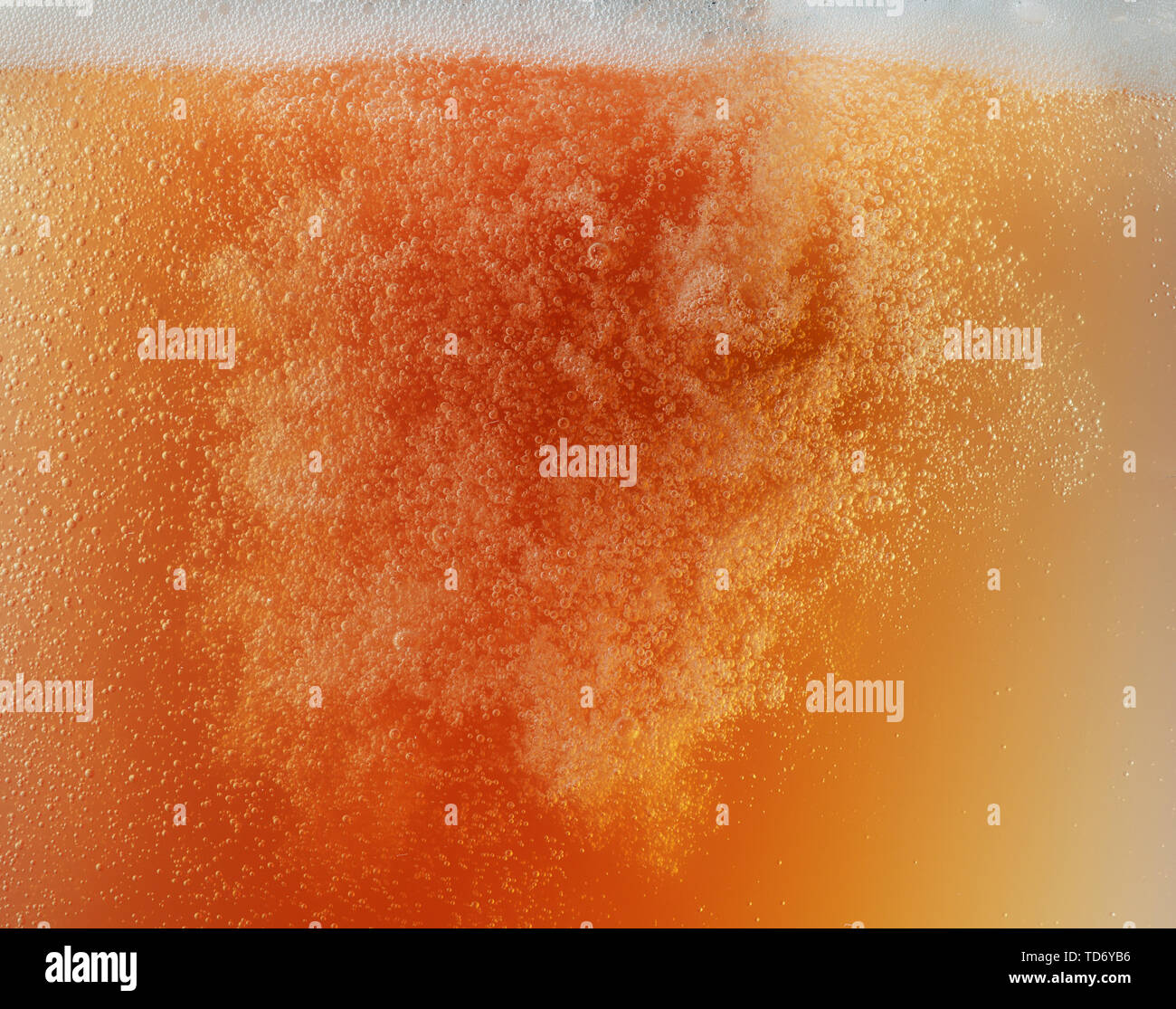 Vue rapprochée de bulles flottantes en bière de couleur d'arrière-plan. La texture de l'été de refroidissement boisson non filtré avec mousse et macro fizz sur le mur de verre. L'effervescence ou flottant jusqu'au-dessus de la surface. Banque D'Images