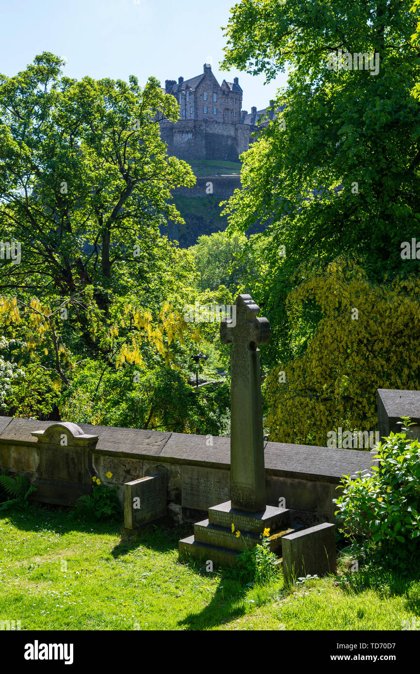Vue sur le château d'Edimbourg du cimetière de l'église de St Jean l'Evangéliste en centre-ville d'Édimbourg, Écosse, Royaume-Uni Banque D'Images