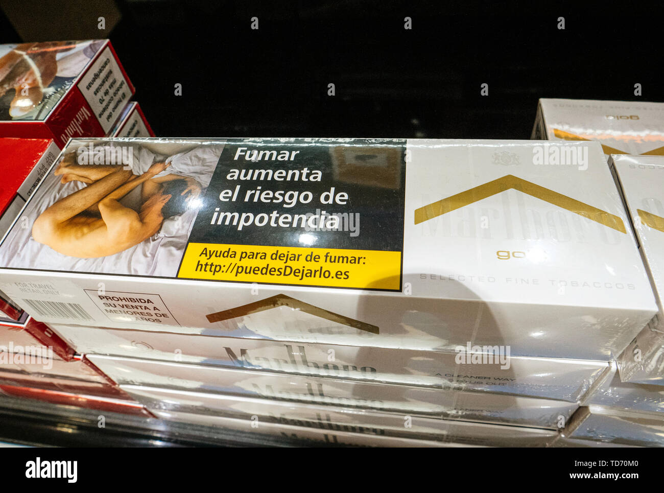 Barcelone, Espagne - Nov 14, 2017 : les cigarettes de Marlboro Light  plusieurs blocs à l'intérieur des packs boutique hors taxes aéroport à  chanter que fumer est dangereux Photo Stock