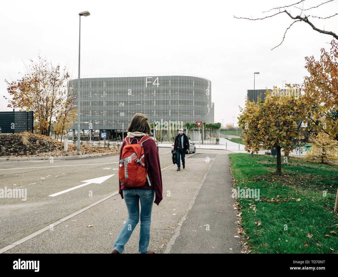 Bâle, Suisse - 14 Nov 2017 : les gens sur la petite allée avec F4 parking à l'aéroport Banque D'Images