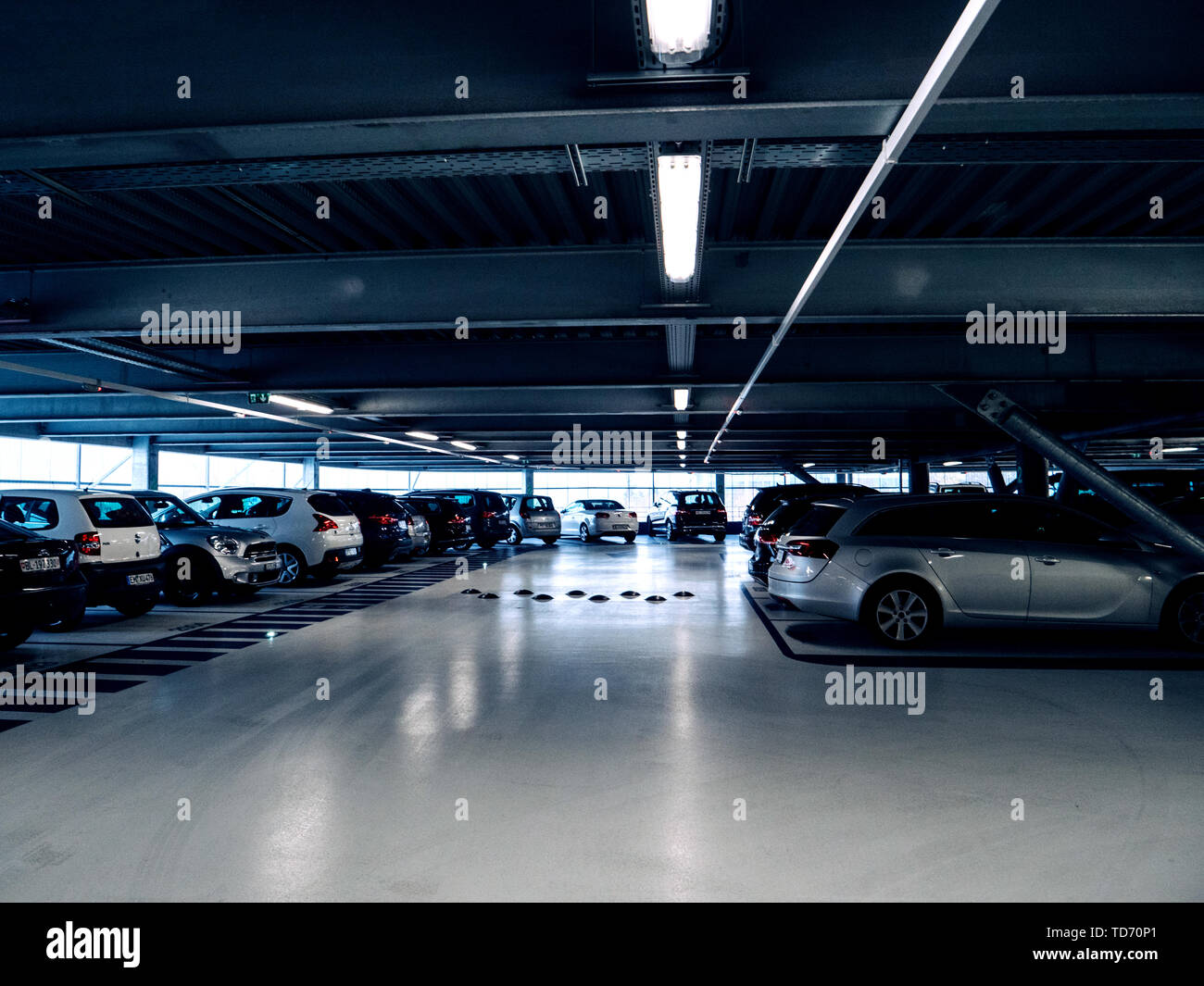 Bâle, Suisse - 14 Nov 2017 : plusieurs voitures garées à l'intérieur du  grand parking à plusieurs niveaux de l'aéroport de Bâle Photo Stock - Alamy