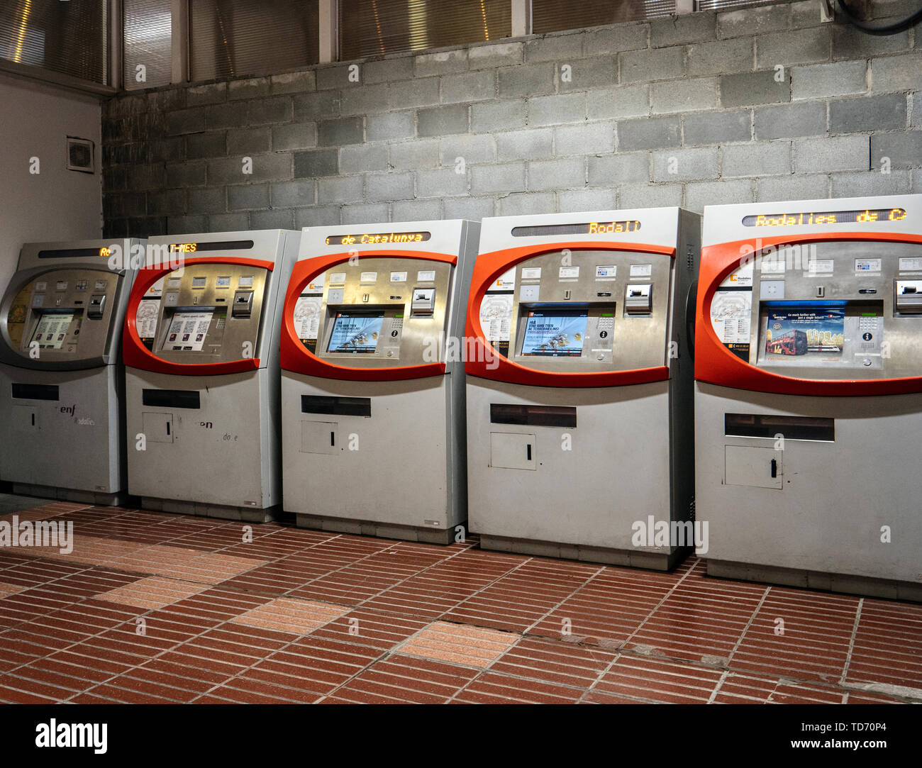 Barcelone, Espagne - Nov 14, 2017 : rangée de cinq billets de train Barcelone Espagnol distributeurs automatiques dans la station de métro centrale Banque D'Images
