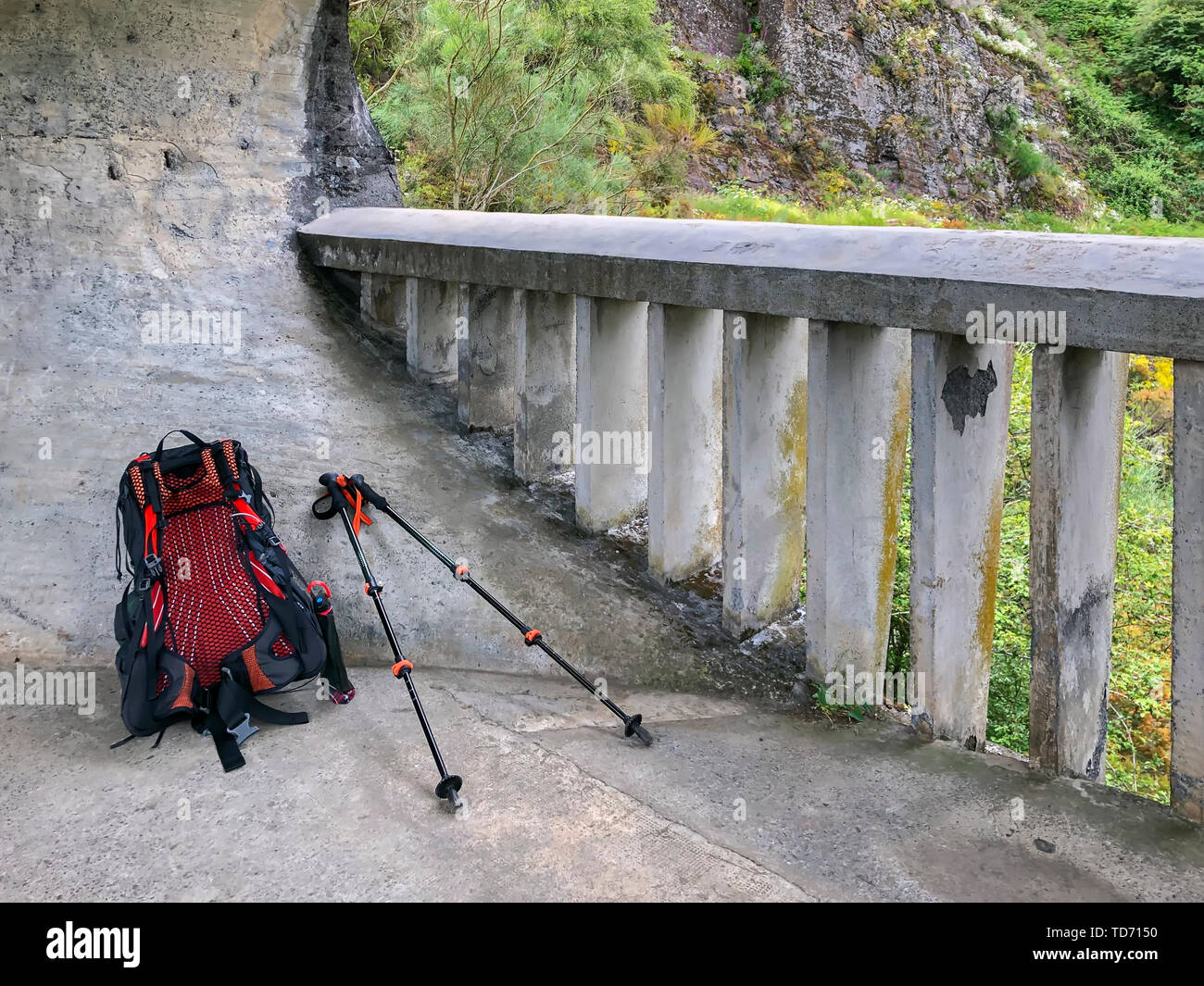 Sac à dos et bâtons de randonnée, des bâtons de marche sur fond de nature, rock montagnes et béton armé garde-corps. Mode de vie sain et actif dans Banque D'Images