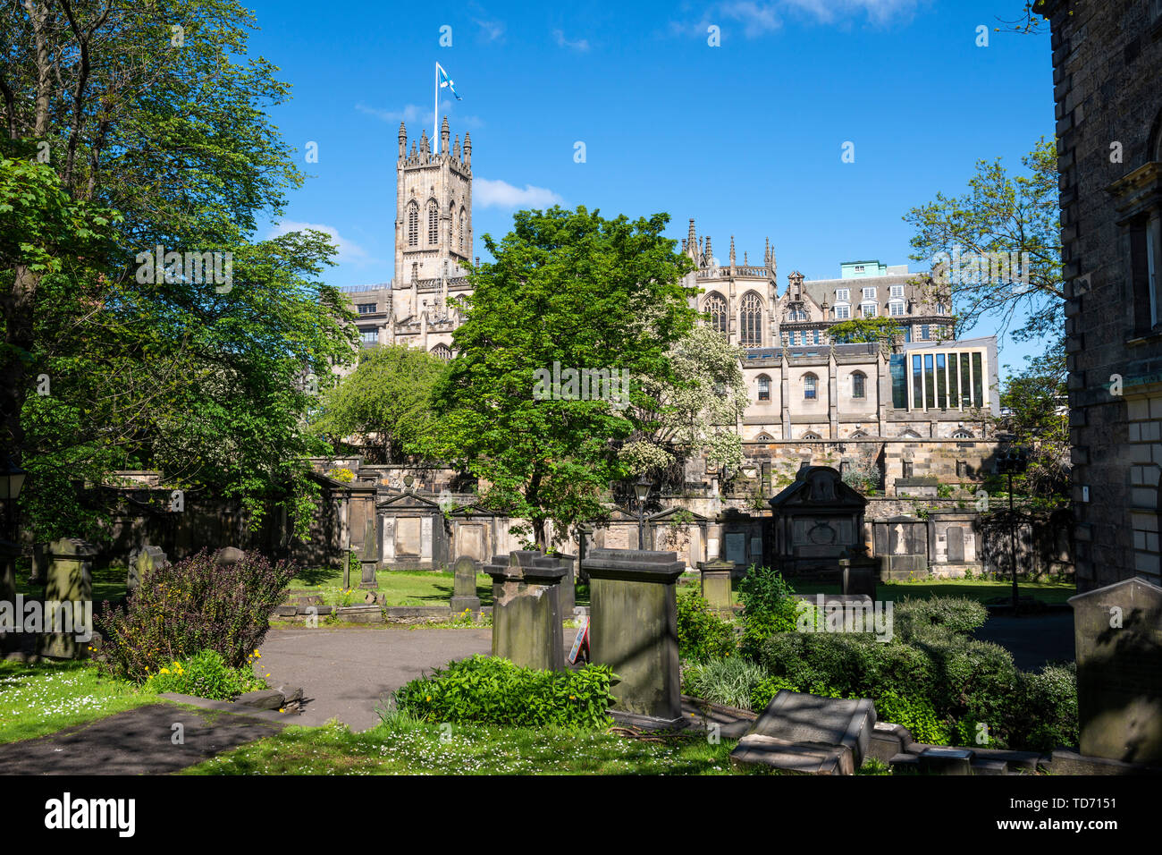 L'église paroissiale de St Jean l'Evangéliste vue depuis le cimetière de St Cuthbert en centre-ville d'Édimbourg, Écosse, Royaume-Uni Banque D'Images