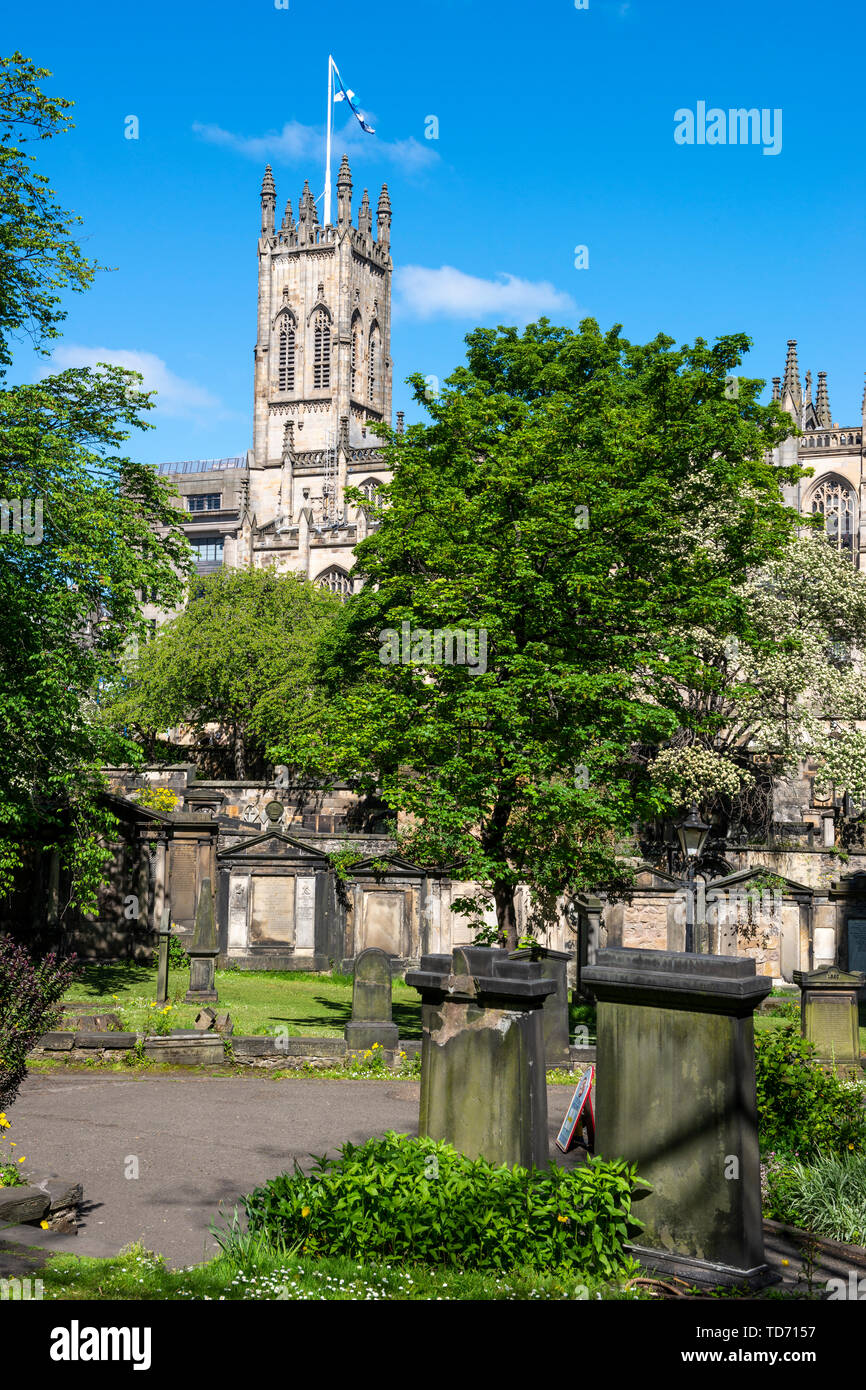 L'église paroissiale de St Jean l'Evangéliste vue depuis le cimetière de St Cuthbert en centre-ville d'Édimbourg, Écosse, Royaume-Uni Banque D'Images