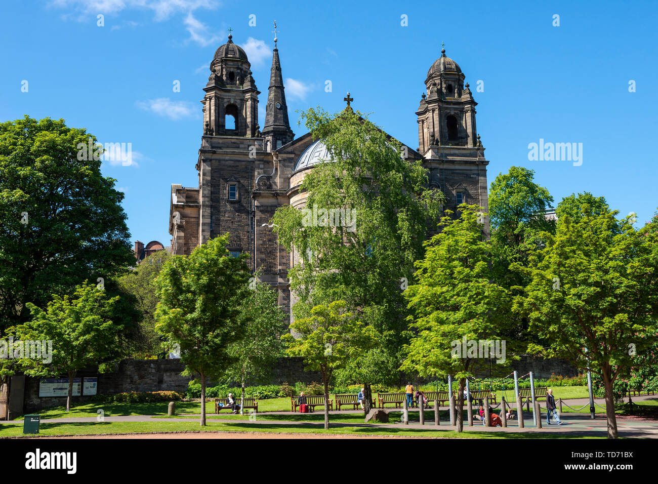 L'église paroissiale de St Cuthbert vu de l'ouest des Jardins de Princes Street dans le centre-ville d'Édimbourg, Écosse, Royaume-Uni Banque D'Images