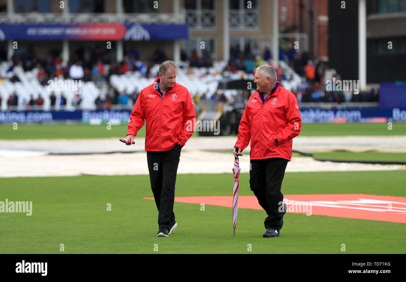 Les juges-arbitres Match Paul Reiffel (à gauche) et marais inspecter l'Erasmus à nouveau de pas avant l'ICC Cricket World Cup phase groupe match à Trent Bridge, Nottingham. Banque D'Images