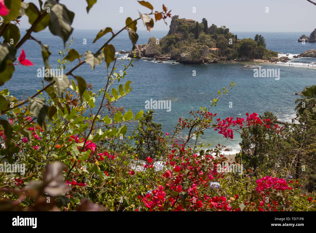 Taormina Sicile popular tourist Isola Bella panorama avec vue panoramique sur la mer Méditerranée et de la nature Banque D'Images