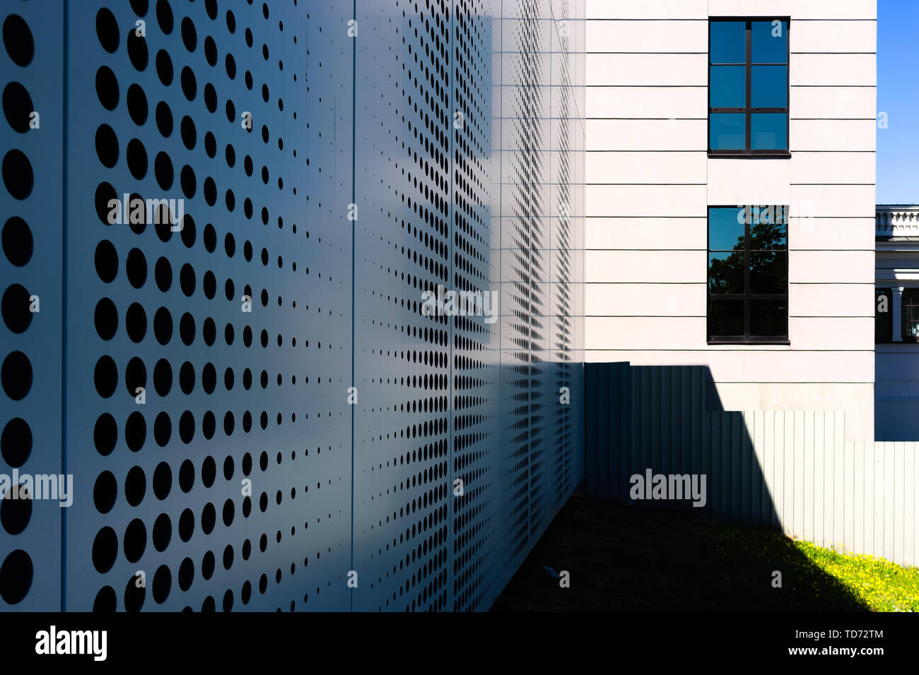 Fragment de la façade de la maison avec windows Banque D'Images