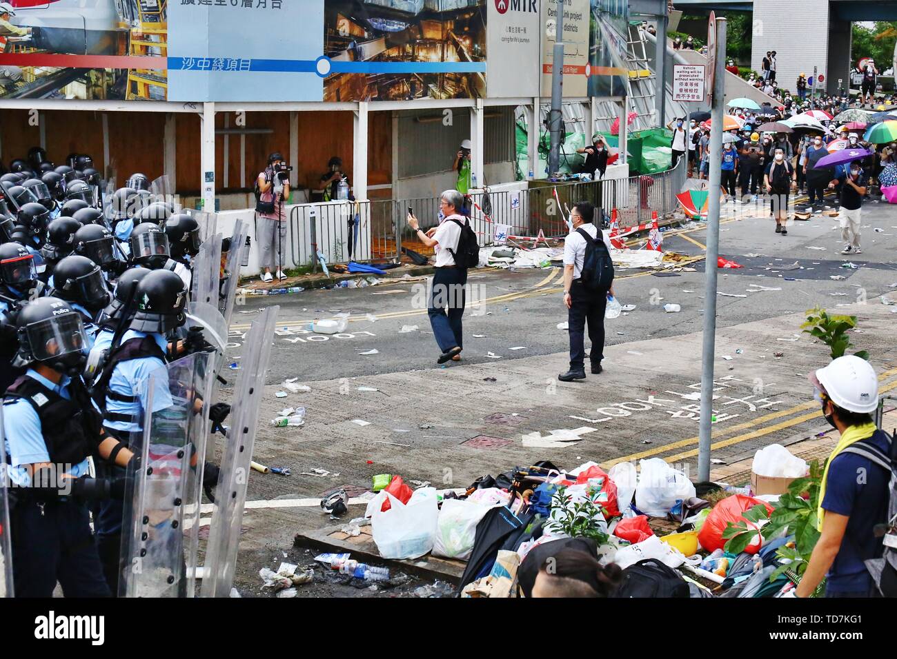 Hong Kong, Chine. 12 Juin, 2019. Hong Kong, Chine - le 12 juin 2019. Des balles en caoutchouc, des gaz lacrymogènes et du poivre de cayenne sont tirés comme des milliers de manifestants dénoncent l'extradition vers la Chine le projet de loi à Hong Kong. Gonzales : Crédit Photo/Alamy Live News Banque D'Images