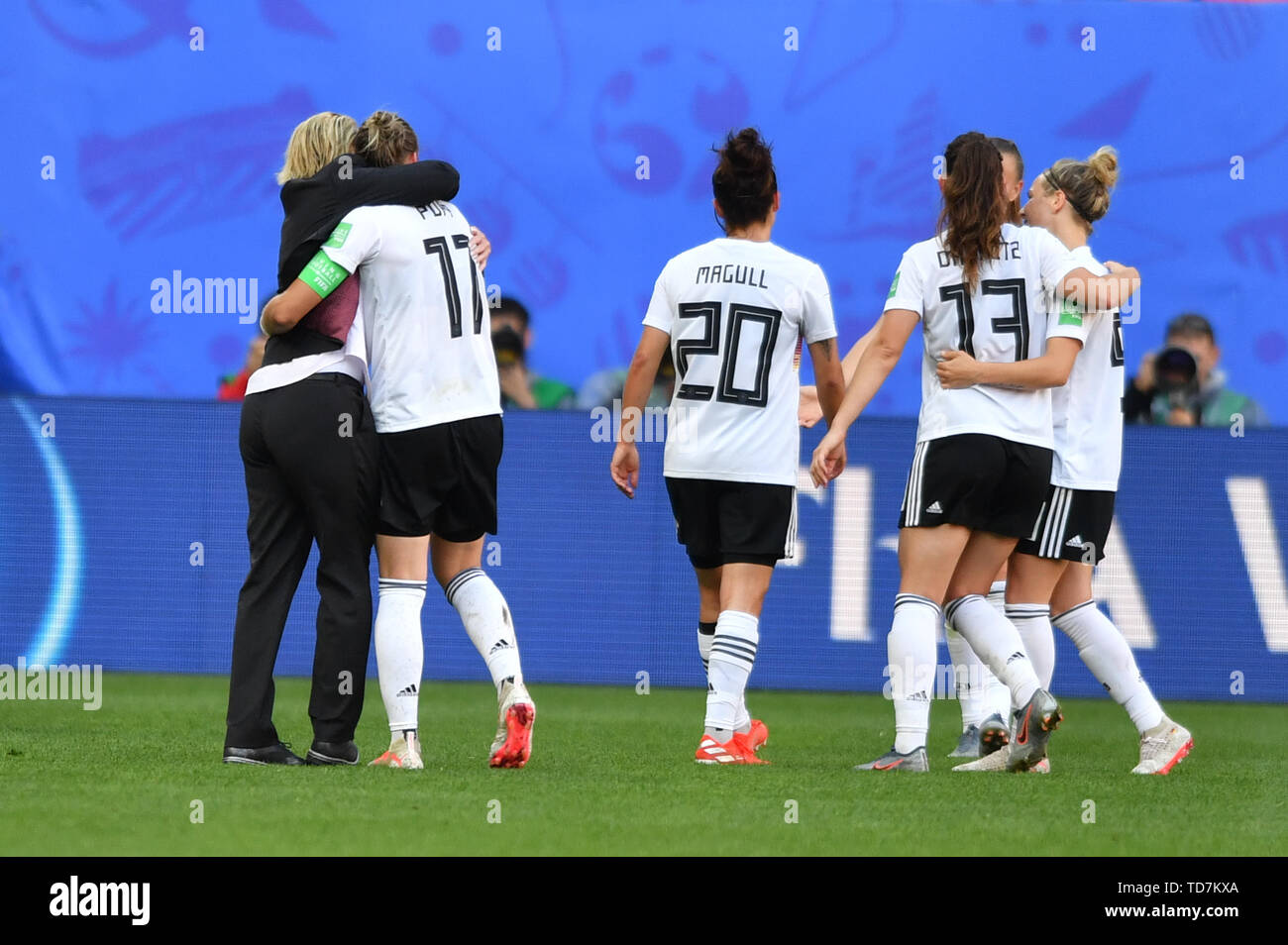 Valenciennes, France. 12 Juin, 2019. Martina Voss-Tecklenburg (entraîneur, Bundescoachin) hugs Alexandra Popp (11) après la victoire 1-0, 12.06.2019, Valenciennes (France), Football, Coupe du Monde féminine de la FIFA 2019, l'Allemagne - Espagne, la réglementation de la fifa d'INTERDIRE TOUTE UTILISATION DES PHOTOGRAPHIES COMME DES SÉQUENCES D'IMAGES ET/OU QUASI VIDÉO. Utilisation dans le monde entier | Credit : dpa/Alamy Live News Banque D'Images