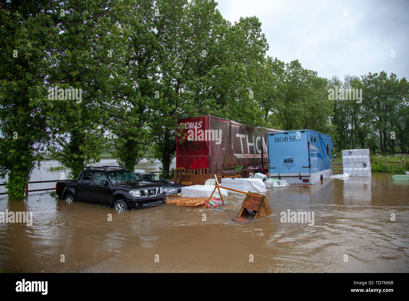 Flintshire, au nord du Pays de Galles, Royaume-Uni. 13 Juin, 2019. Météo France : Fortes pluies pour de nombreuses régions du Royaume-Uni avec des avertissements de temps violent en place pour la pluie et les inondations de Flintshire. Entreprises inondées à la périphérie de la ville de moule d'après la rivière Alyn a battu son DGDImages Crédit : les banques/Alamy Live News Banque D'Images