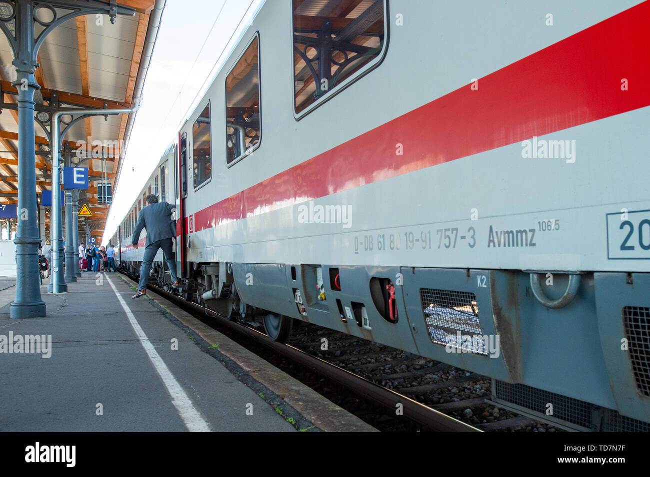 Hansestadt Stendal (Allemagne). 13 Juin, 2019. Un train de passagers le transport interurbain et prend un grand pas vers le bas sur la plate-forme de faible altitude. Dans les mois à venir, la Deutsche Bahn station étendra l'accès facile. Les plates-formes doivent être soulevées et les passages inférieurs a renouvelé et équipé d'ascenseurs. Credit : Klaus-Dietmar Gabbert/dpa-Zentralbild/ZB/dpa/Alamy Live News Banque D'Images