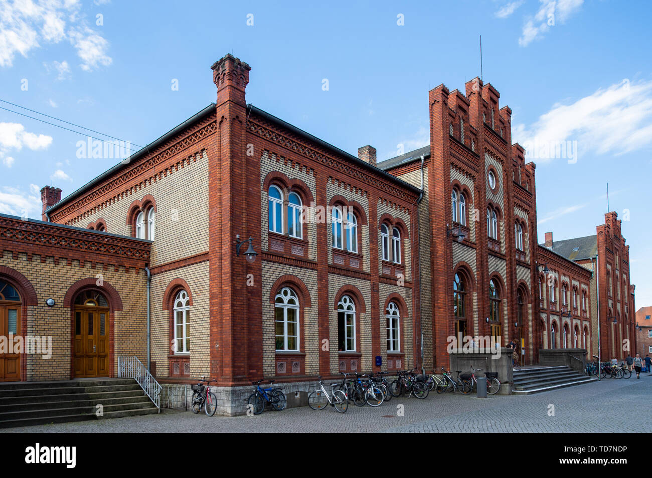Hansestadt Stendal (Allemagne). 13 Juin, 2019. Le bâtiment d'accueil de la gare ferroviaire de Stendal. Dans les mois à venir, la Deutsche Bahn station étendra l'accès facile. Les plates-formes doivent être soulevées et les passages inférieurs a renouvelé et équipé d'ascenseurs. Credit : Klaus-Dietmar Gabbert/dpa-Zentralbild/ZB/dpa/Alamy Live News Banque D'Images