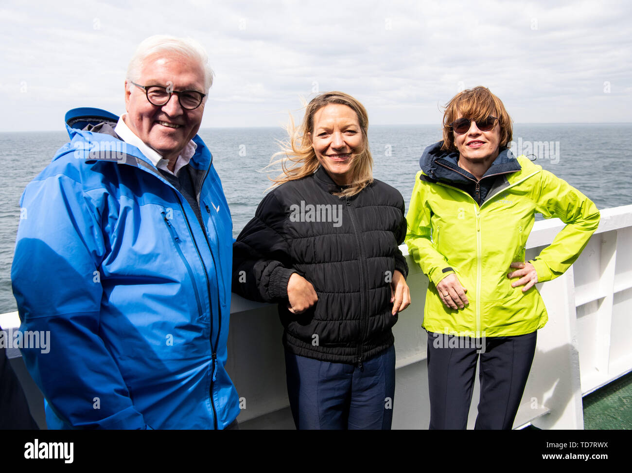 13 juin 2019, l'Islande, l'Westmännerinseln : Président fédéral Frank-Walter Steinmeier (l) et son épouse Elke Büdenbender (r) parler à Antje Boëtius, Directeur de l'Institut Alfred Wegener, sur un ferry pour l'île de Heimaey sur l'Îles Westman. Boëtius est l'invité du président fédéral pendant le voyage. Président M. Steinmeier et son épouse sont sur une visite d'Etat de deux jours à l'Islande. Photo : Bernd von Jutrczenka/dpa Banque D'Images