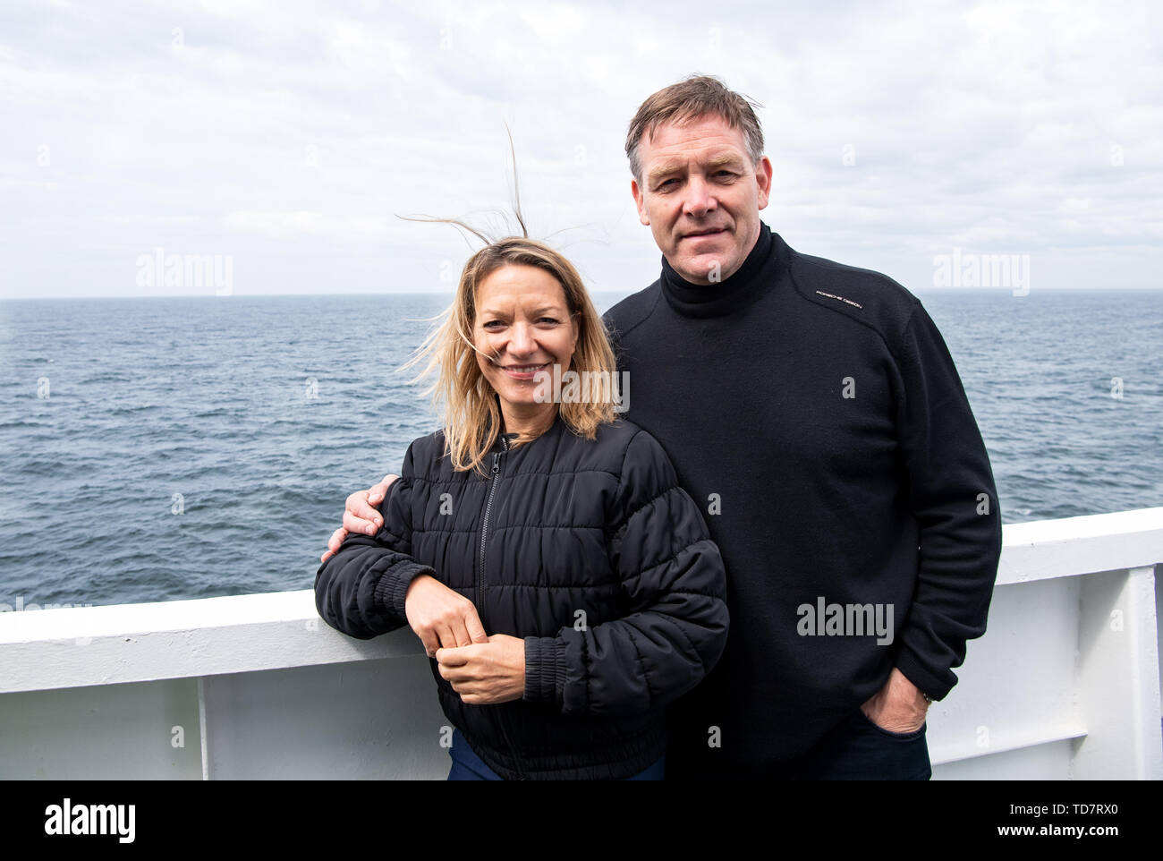 13 juin 2019, l'Islande, l'Westmännerinseln : Antje Boëtius (l), directeur de l'Institut Alfred Wegener, et Alfred Gislason, entraîneur de handball de THW Kiel, sont debout sur les îles Westman à la rambarde au cours d'un voyage en ferry de l'île de Heimaey. Gislason et Boëtius sont les invités du Président fédéral pendant le voyage. Président M. Steinmeier et son épouse sont sur une visite d'Etat de deux jours à l'Islande. Photo : Bernd von Jutrczenka/dpa Banque D'Images