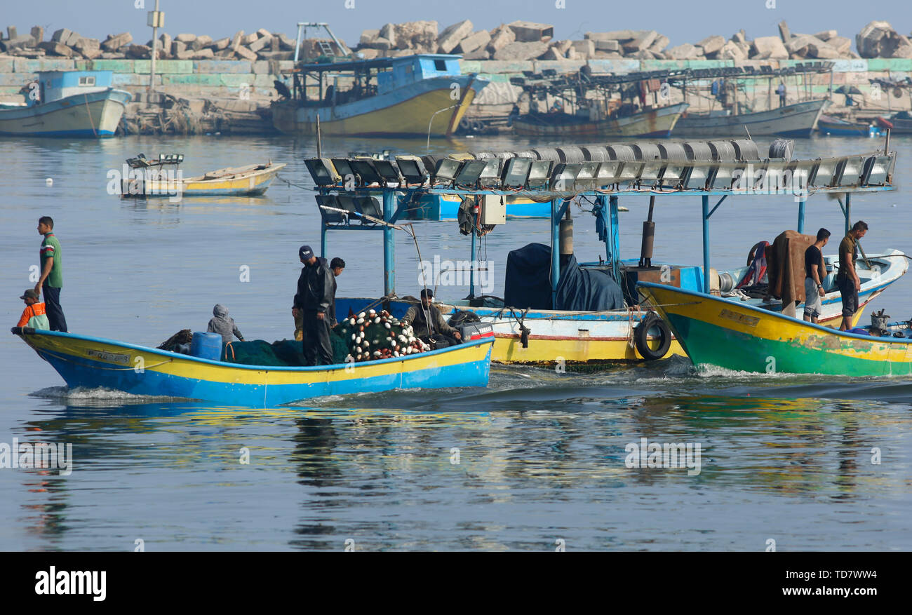 Gaza, la Palestine. 12 Juin, 2019. Les pêcheurs palestiniens aller pêcher sur leur bateau dans un port maritime à Gaza, le 12 juin 2019. Israël a annoncé mercredi soir qu'il a imposé un blocus naval de la bande de Gaza après l'incendiaire à l'hélium ballons ont été lancés à partir de l'enclave côtière. Plus tôt mercredi, ballons gonflés à l'hélium de Gaza a causé huit incendies dans le sud d'Israël, terres agricoles, selon les chiffres publiés par les services d'incendie et de secours. Source : Xinhua/Alamy Live News Banque D'Images