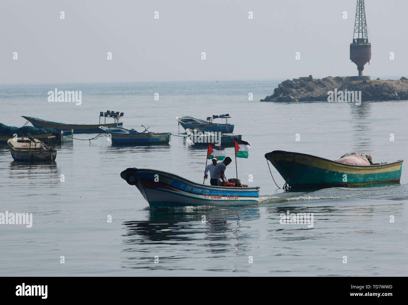 Gaza, la Palestine. 12 Juin, 2019. Les pêcheurs palestiniens aller pêcher sur leur bateau dans un port maritime à Gaza, le 12 juin 2019. Israël a annoncé mercredi soir qu'il a imposé un blocus naval de la bande de Gaza après l'incendiaire à l'hélium ballons ont été lancés à partir de l'enclave côtière. Plus tôt mercredi, ballons gonflés à l'hélium de Gaza a causé huit incendies dans le sud d'Israël, terres agricoles, selon les chiffres publiés par les services d'incendie et de secours. Source : Xinhua/Alamy Live News Banque D'Images