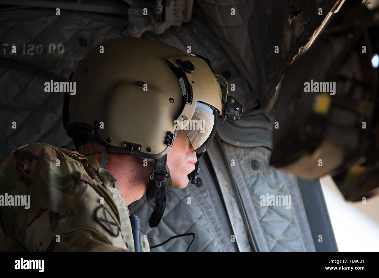 Dahlke, Jalalabad, Afghanistan. 15 Oct, 2018. Artilleur de la 101e Airborne veille que les pilotes de la Chinook naviguer vers Jalalabad. Base d'opérations avancée (BOA) Dahlke est une nouvelle base de l'Armée US austère, au printemps 2018, en Afghanistan qui a commencé avec une forte présence de soldats de la 101e Brigade d'aviation de combat. Dahlke est stratégiquement situé à environ 60 kilomètres au sud de Kaboul. Chaque type de mission d'appui aérien est fait à partir d'ici, de l'evasan pour ravitailler à combattre. Dahlke a été construit à partir du sol jusqu'au cours de la dernière année par les soldats postés ici. Il est construit sur la th Banque D'Images