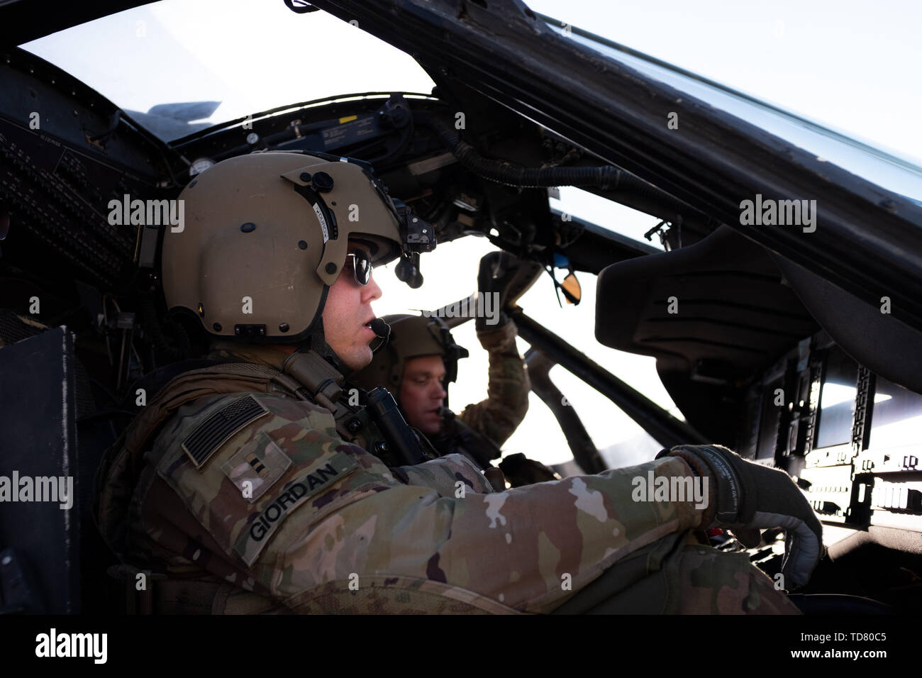 Dahlke, Afghanistan. 21 Oct, 2018. L'Adjudant-chef Co-Pilot 2 Giordan de la 101e de la cabine durant une mission EVASAN de jour. Base d'opérations avancée (BOA) Dahlke est une nouvelle base de l'Armée US austère, au printemps 2018, en Afghanistan qui a commencé avec une forte présence de soldats de la 101e Brigade d'aviation de combat. Dahlke est stratégiquement situé à environ 60 kilomètres au sud de Kaboul. Chaque type de mission d'appui aérien est fait à partir d'ici, de l'evasan pour ravitailler à combattre. Dahlke a été construit à partir du sol jusqu'au cours de la dernière année par les soldats postés ici. Il est construit à l'extrémité sud de l'un maintenant Banque D'Images