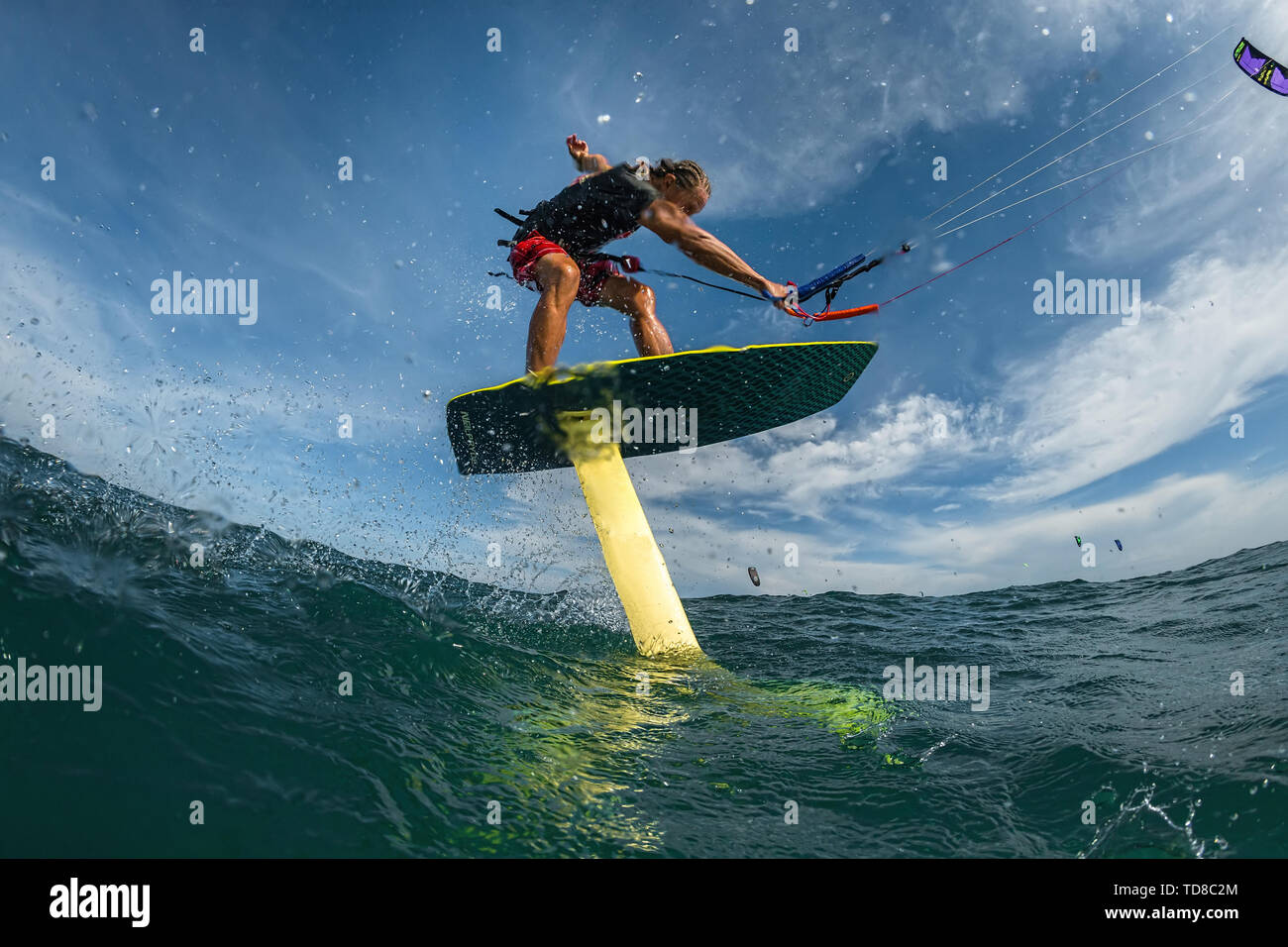Kite surfeur passe son hydrofoilkite Banque D'Images