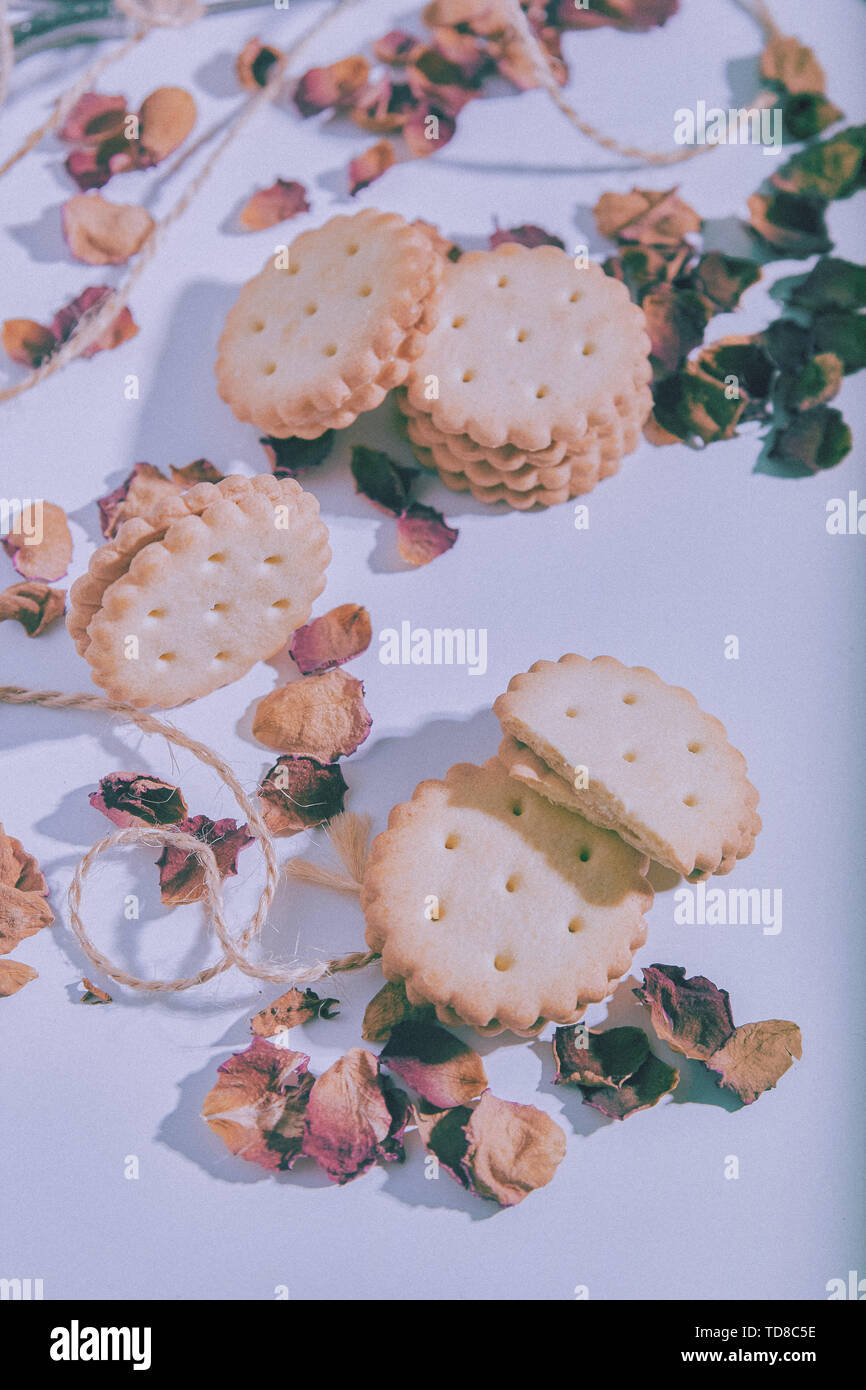 Les cookies sur la table. Banque D'Images