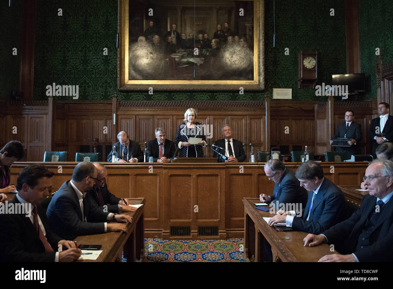 Dame Cheryl Gillan lit les résultats du premier tour de scrutin avec Geoffrey Clifton-Brown (à gauche), Charles Walker (2e à gauche) et Bob Blackman (droite) dans le bulletin de la direction du parti conservateur à la Chambre du Parlement à Westminster, Londres. Banque D'Images