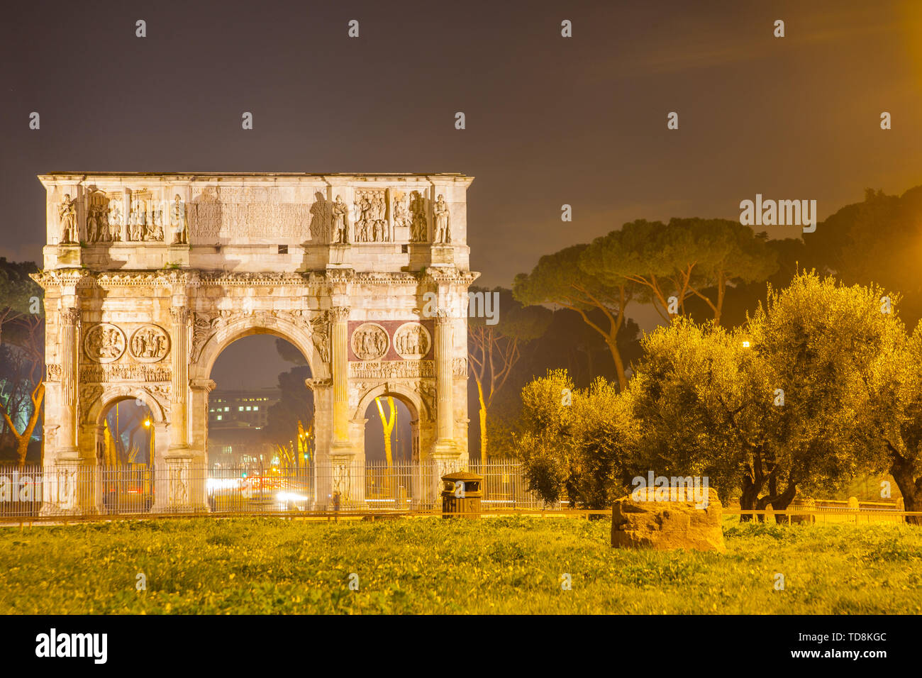L'Arc de Constantin à Rome la nuit, de l'Italie. Un espace réservé au texte Banque D'Images