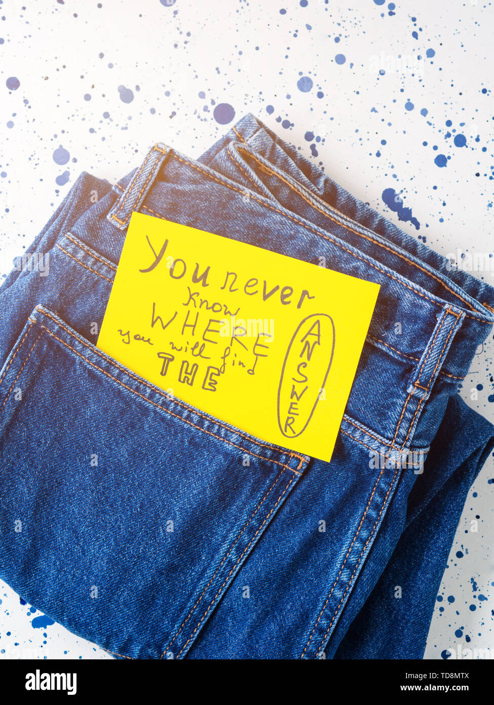 Poches Avec Citation Inspirante Carte Sur Fond Jaune Vous Ne Savez Jamais Ou Vous Trouverez La Reponse Auto Motivation Photo Stock Alamy Poches Avec Citation Inspirante Carte Sur Fond Jaune Vous Ne Savez Jamais Ou Vous Trouverez La Reponse Auto Motivation Photo Stock Alamy
