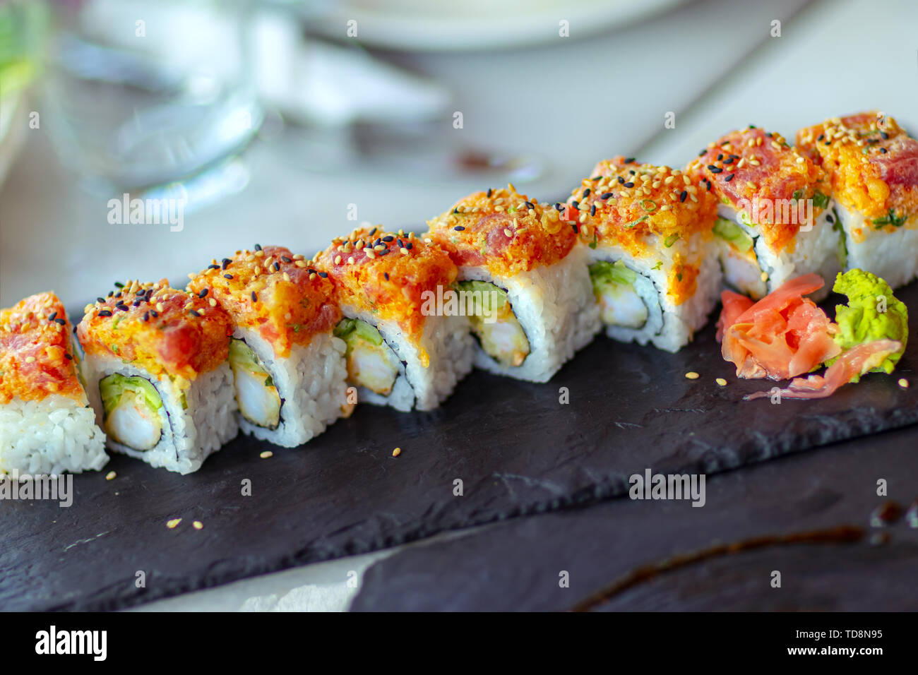 Photo Gros plan d'un rouleau de sushi japonais savoureux traditionnels, l'alimentation, la nutrition saine, coûteux et plat diététique, menu d'un restaurant de cuisine asiatique Banque D'Images