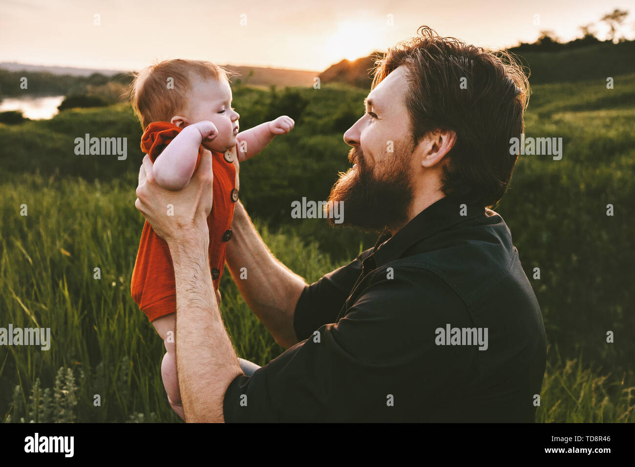 Père holding infant baby piscine en plein air de la fête des pères de  famille heureux papa style et balades pour enfants voyageant ensemble  vacances estivales parenthood gener Photo Stock - Alamy