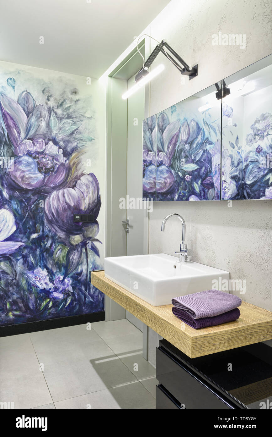 Par l'artiste peint des fleurs sur le mur dans la salle de bains moderne UK & IRISH UTILISEZ UNIQUEMENT Banque D'Images