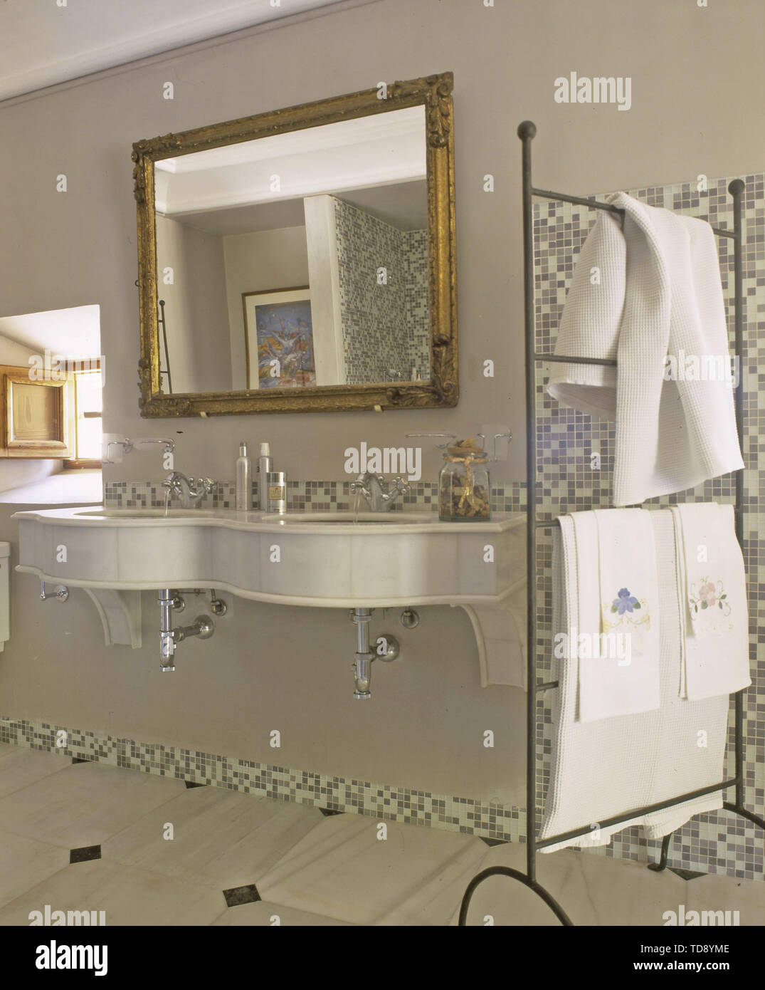 Double vasque dans une salle de bains privative avec des carreaux de mosaïque pastel UK & IRISH UTILISEZ UNIQUEMENT Banque D'Images