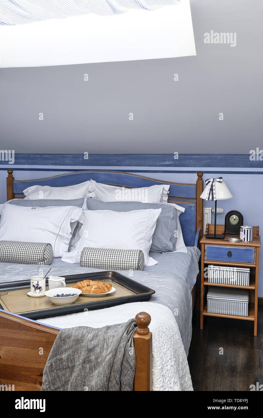 Lit double en bois en bleu style pays UK & IRISH UTILISEZ UNIQUEMENT Banque D'Images