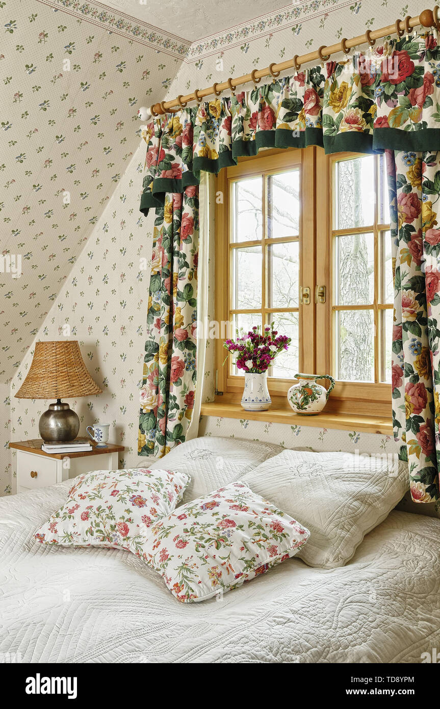 Oreillers sur lit double confortable dans un style champêtre confortable chambre mansardée UK et irlandais de l'Homme seulement Banque D'Images